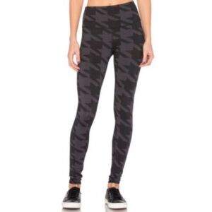 Alo Yoga black & grey houndstooth leggings size S
